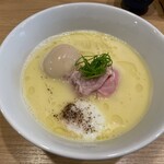 らーめんMAIKAGURA - 白トリュフオイル香る鶏白湯麺＋味玉