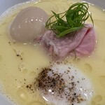 らーめんMAIKAGURA - 白トリュフオイル香る鶏白湯麺＋味玉アップ