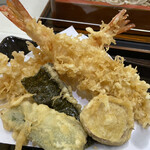 富士 - 天ぷらはサクサク熱々で、冷たい蕎麦と交互に食べるととても美味しいです