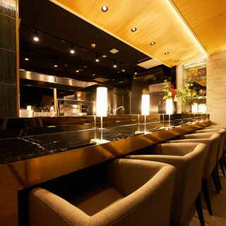 A perfect counter for Japanese-style meal date. A modern, high-quality Japanese space.