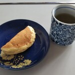 五勝手屋本舗 - 五勝手屋ロールを緑茶とともに