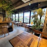 zukekura DELI&CAFE - 天井が高く、ゆったりとした空間