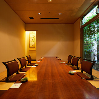 部屋の種類のご指定は承っておりません。
                                          お人数さまに合わせてご案内いたします。