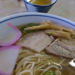 あかさき食堂 - 具はチャーシュー・蒲鉾・メンマ・青ねぎとシンプル