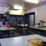 あかさき食堂 - 店内風景（常連になると奥の冷蔵庫から勝手にビールを取る！製氷機から氷を取りジョッキに入れお茶を飲む！）