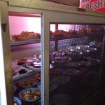 あかさき食堂 - ショーケースに大量におかれたおかずが人気を物語っています！