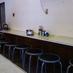 あかさき食堂 - カウンター席（ここはメニュー表がありません。。常連の注文を聞く、動きを見る。通って自分で覚えるべし＾＾）