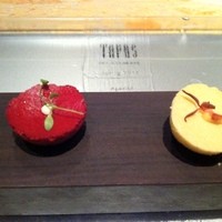 タパス モラキュラーバー - ビーツ＆パルメザン　メレンゲ？