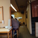 Raamen to ri katsu - 店内カウンターは8席？
      手前は4席