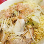 ラーメン二郎 - ＜参考＞ラーメン半分＋ニンニクアブラ