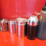 ラーメン二郎 - 卓上調味料