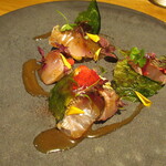 フロレゾン - イサキ、水茄子、焼きナスのピューレ、紫蘇のジュレ　素材のところどころにある香ばしい焦げ目が良い仕事してました