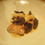 フロレゾン - シェフにお勧めいただいたふわふのリード・ヴォー　ドイツ産ホワイトアスパラ　豪州産黒トリュフ　クリームソース