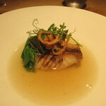 フロレゾン - 白身魚のグリル　コンソメスープ　少し苦みのある野菜がとてもよかった。こういうところにもセンスを感じます