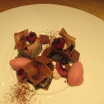 フロレゾン - アメリカンチェリーとチョコレートのデセール　ちょうどアメリカンチェリーを食べたいと思っていたので運命。がっつり甘くて量もあって幸せでした