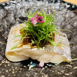 鮨 由う - ・小柴産太刀魚 塩焼芽ネギと玉葱ソースで