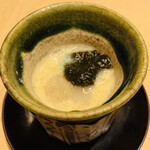 鮨 由う - ・蛤とクリームチーズ茶碗蒸しにシャリと岩海苔
      　追加で茶碗飯