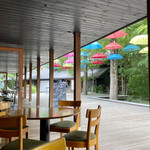 마루야마 커피 하루니레 테라스점 - 다채로운 우산이 보이는 테라스 좌석