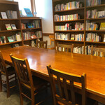 마루야마 커피 하루니레 테라스점 - 책장에 둘러싸인 매장 내 큰 테이블 1