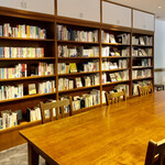 마루야마 커피 하루니레 테라스점 - 책장에 둘러싸인 매장 내 큰 테이블 2