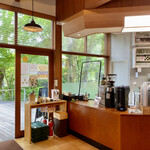 마루야마 커피 하루니레 테라스점 - 두 면이 초록색으로 아름답습니다.