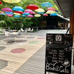 丸山珈琲  - 傘の色がウッドデッキに映っています