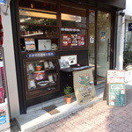 Cauda - 右手の小さなドアが入口です