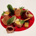 ラ・ベ - 滑らかな鴨フォアグラテリーヌ　ビーツとフランボワーズ 　　ヴィネガーのクーリ 　　スパイスの効いた鴨胸肉マリネ