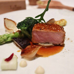 ラ・ベ - 仔牛のスパイスロースト　粒マスタード　グリーンアスパラガス 　　フェリーヴィネガー風味のジュ