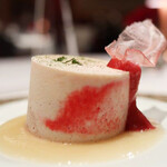 ラ・ベ - 桃のロースト　アーモンドのクロッカン 　　ルバーブとグロゼイユのコンフィチュール　ベルベーヌクリーム