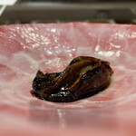 鷹鮨 - 牡蠣
敢えて半生な火入れで美味しさを引き立てます。