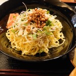 Chuukasaikansuishou - 冷やし和え麺セット900円✨タレはピリ辛の黒胡麻ダレを選びました。ひんやり氷水でシメられた細縮れ麺は硬めで美味しい。具材はキュウリ、カイワレ、エノキ、オクラが盛られてトマト添えも嬉しいです♫