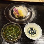 津の守坂 小柴 - マコガレイお造り。手前右の小皿が梅醤油。