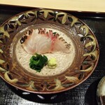 津の守坂 小柴 - イサキお造り。皮目を炙ってあります