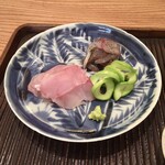 魚菜料理 縄屋 - 刺身
      ⑴鯵〜山桜の葉の塩漬け和え
      ⑵甘鯛〜海鼠塩で