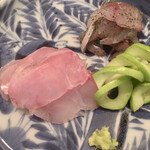 魚菜料理 縄屋 - 刺身
      ⑴鯵〜山桜の葉の塩漬け和え
      ⑵甘鯛〜海鼠塩で