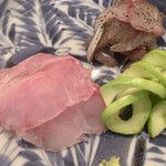魚菜料理 縄屋 - 刺身
      ⑴鯵〜山桜の葉の塩漬け和え
      ⑵甘鯛〜海鼠塩で