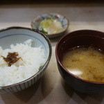 割烹 利助 - 御飯に香の物にお味噌汁。