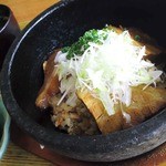沖縄ごはん くくるやー - 石焼きラフテー丼(小鉢・漬物・スープ付)：880円