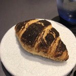 プレゼンテ スギ - 大麦を被した地元産小麦のクロワッサン。出来立てほやほや。中もっちり、外サクサク。こちらのパンは料理。出来立てを直ぐ頂くべし。