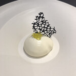 プレゼンテ スギ - 新玉ねぎのムースとフォアグラ。日本のオリーブオイルの人工イクラ風と竹炭。旨味が深い