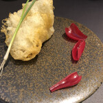 プレゼンテ スギ - 地元産新鮮な佐倉蓮根のフリット、独活と夏みかんのジャム、一本ネギ添え。ビーツで漬けたラッキョウ。独活も自分がジャムになるとは思ってなかった筈（笑）