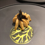 プレゼンテ スギ - 利根川の天然雷魚のGV、アザミの根っこバルサミコ煮添え、佐倉イエローマスタードにイタリア産マスタードを混ぜたソースが抜群。