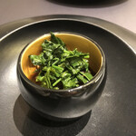 プレゼンテ スギ - 利根川天然鰻のフラン。鰻は朝捌いて炭火焼きしてから牛赤ワインに鰻の頭を加えて煮た。上にシロザ添えて