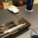 プレゼンテ スギ - 肉用のフォークナイフと口直しの佐倉の野菜とブルーベリーのアイス。