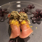 プレゼンテ スギ - 杉寿司。マグロ中トロと地元産古代米の寿司、トリュフと黄身