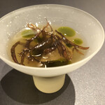 プレゼンテ スギ - 天然スッポンのスープ。銚子産野毛海苔、地元産網傘茸、自家製ミント入りオリーブオイル