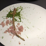 プレゼンテ スギ - ひらめき1。ほうれん草の根っこ、葉のソースに削った生ハム