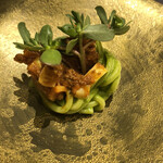 プレゼンテ スギ - 鹿もも肉と真竹のラグーのフカヒレ入りパスタ。スペリヒル添え