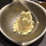 プレゼンテ スギ - 空気ぐいっぱいのエアアイス。地元産メロンのアイス、自家農園のマリゴールドとホワイトチョコ